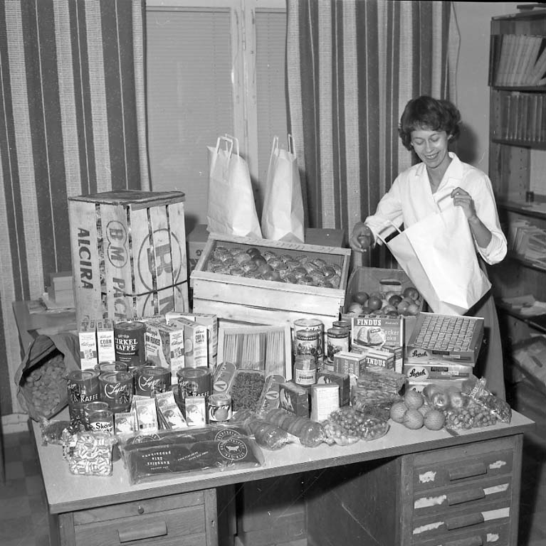Enligt notering: "Fru knutsson packar julkorgar dec 1960".