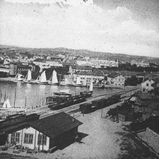 "Strömstad. Här ser vi till sist en vy över Strömstad med hamnen."