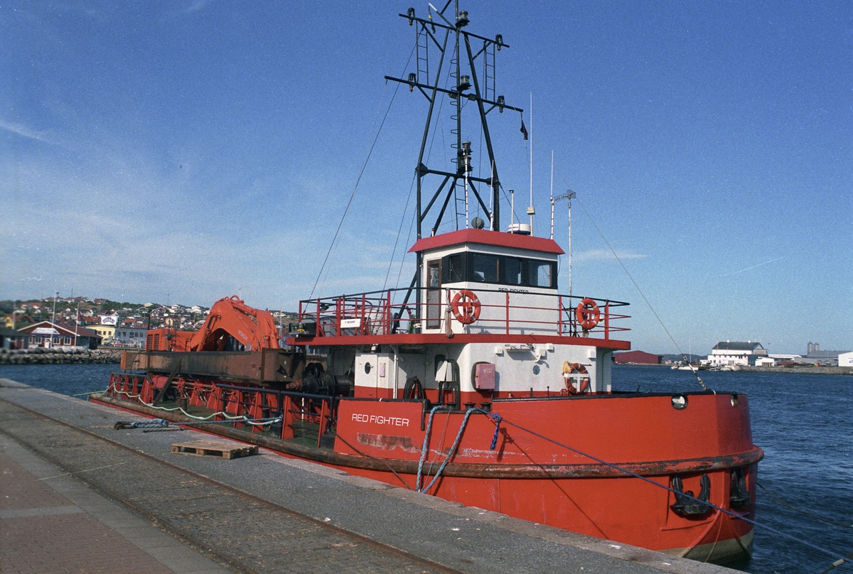 Fartyg: RED FIGHTER                   Bredd över allt 10,21 meterLängd över allt 33,35 meterRederi: NOÅS Nordmuddring ABByggår: 1965Varv: Åsiverken, ÅmålÖvrigt: 03 - ÅmålGripen VI=Ramundergripen=RED FIGHTERGrävdjup 13 mNärmast identisk bild Fo182419-15AF, ej inskannad.