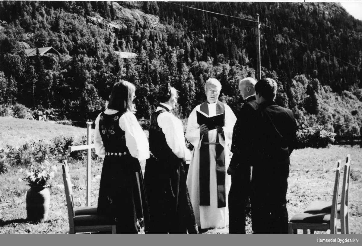 Anne Christine og Ove Kirkebøen vert vigde på stavkyrkjetomta i Hemsedal i 2002. Det var då 120 år sidan sist nokon var vigde her.