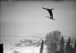 Lillehammerrennene. Hopprenn i Gamle Lysgårdsbakkeen 1928. L