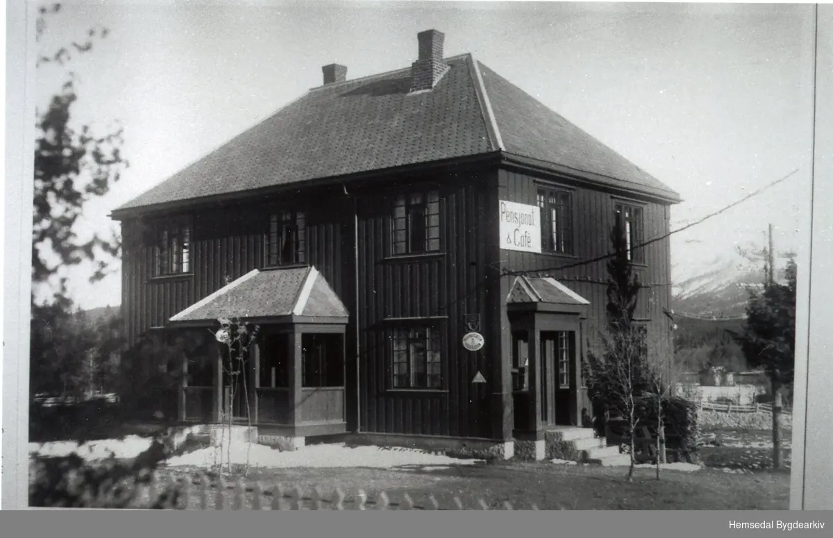 "Fagerheim",67.37, i Hemsedal. Ingvar J. Grøthe kjøpte tomt hjå Jeger Trøim i 1932. Kobinert bustadhus og postkontor. Ingvar dreiv også pensjonat og kafe ei tid.