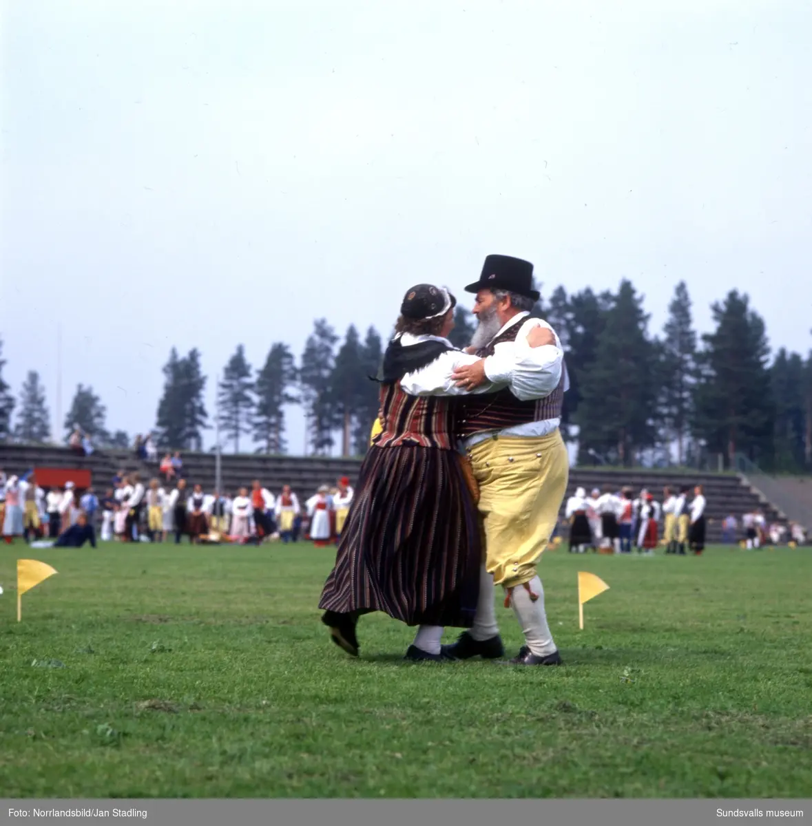 Timråsvängen 1975, folkdanstävling vid Grytan, Sörberge.
