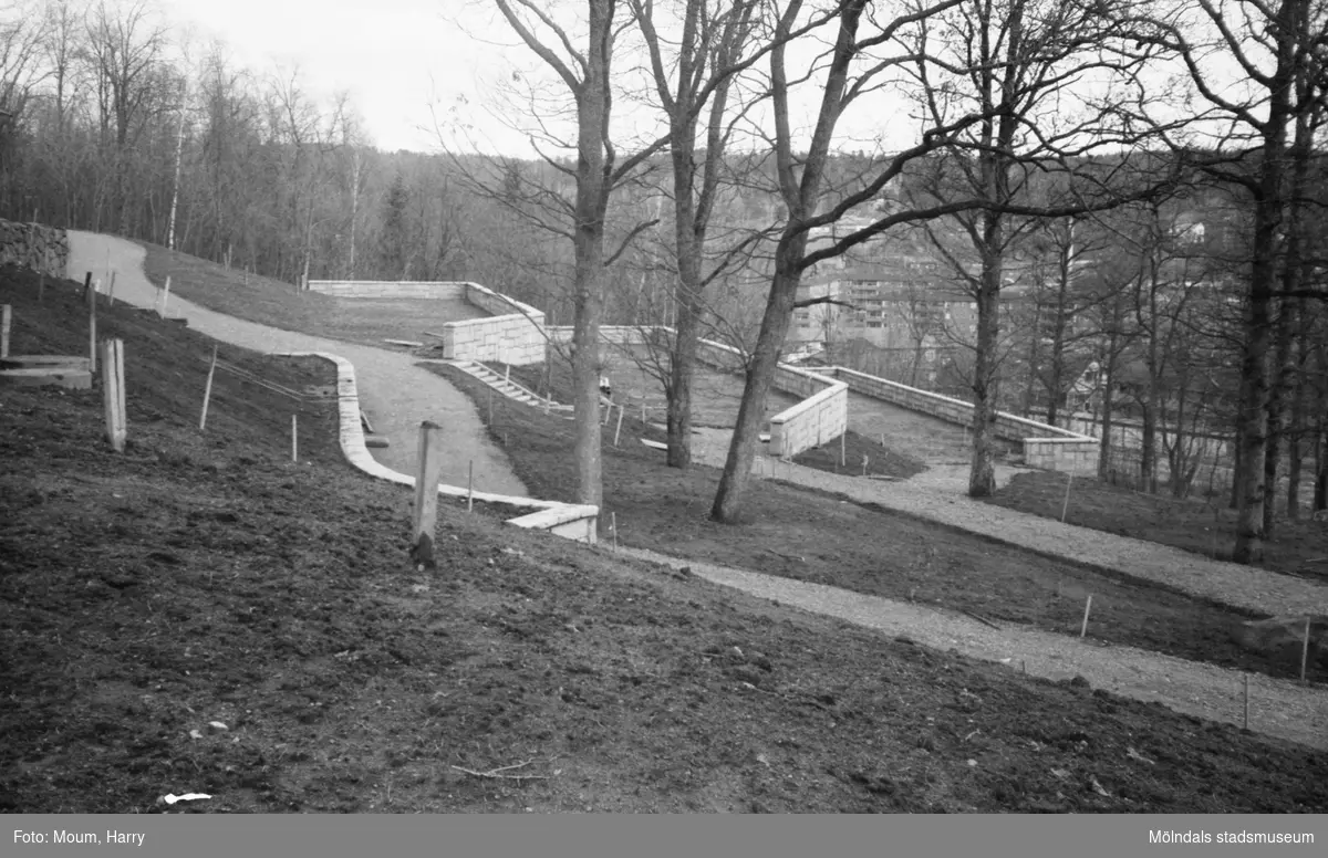Den nya utbyggnaden av Kållereds kyrkogård, år 1983. "Utbyggnaden i sluttningen mot Livered är nu klar i Kållered."

För mer information om bilden se under tilläggsinformation.