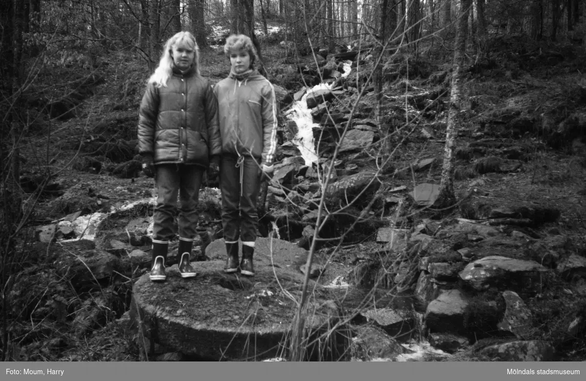 Två flickor vid två stora kvarnstenar i naturen i Bunketorp, Lindome, år 1983. "Så här pittoreskt ligger kvarnstenarna ute i skogen."

För mer information om bilden se under tilläggsinformation.