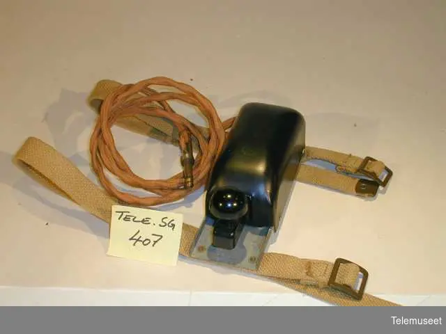 Liten og kompakt med remmer til å spenne den fast til operatørens lår.
Ble brukt i fly (krigsfly)