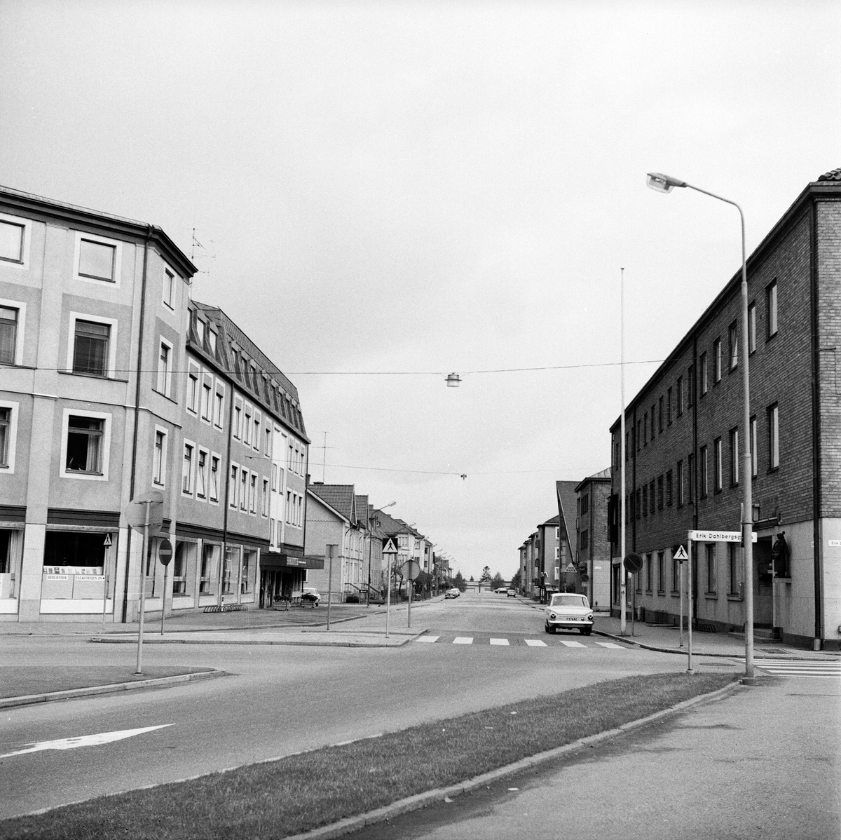Korsningen Erik Dahlbergsgatan - Drottninggatan (rakt fram) i Huskvarna. I hörnet på vänster sida ligger biblioteket.