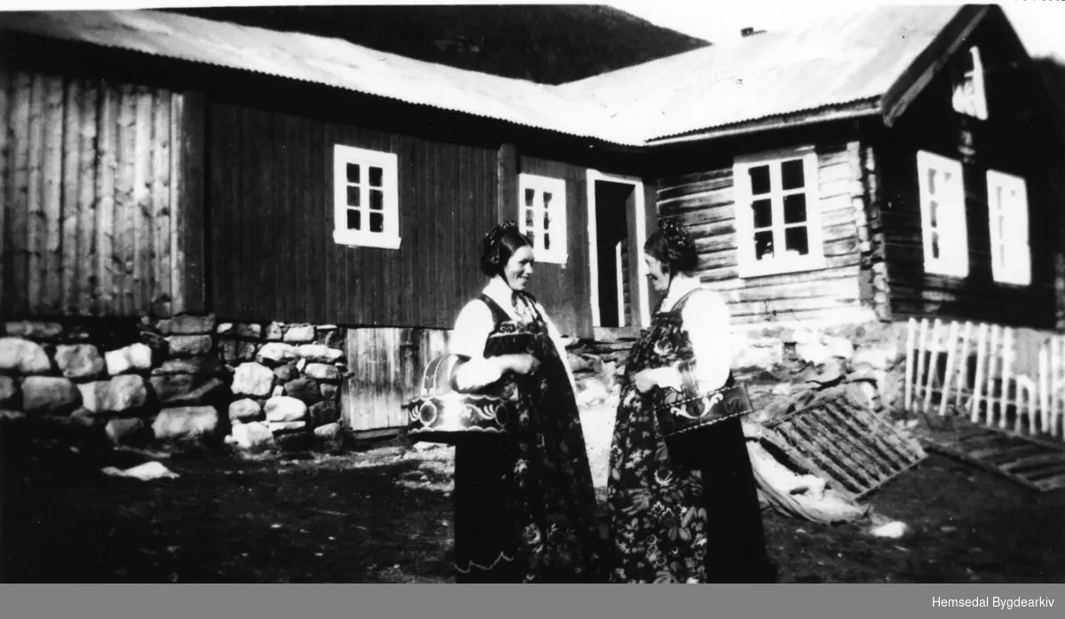 Maria og Anne Hjelmen med sendingskorga (sendingskørji, dialekt).