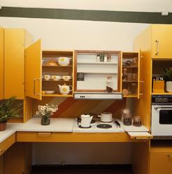 Kjøkken i solgult. Illustrasjonsbilde fra Nye Bonytt 1974.