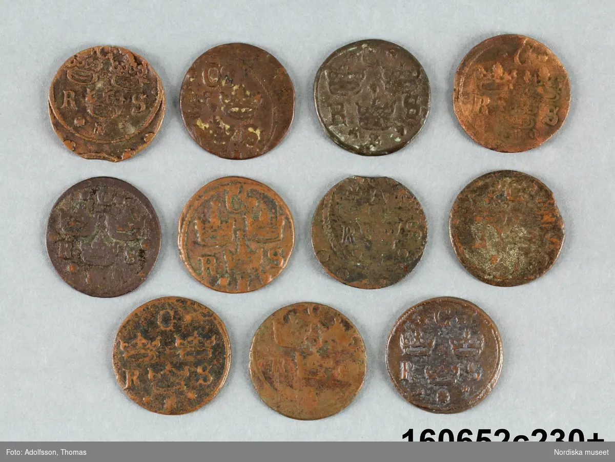Elva stycken mynt med oläsliga årtal. Tillverkade i Avesta, Nyköping eller Säter.