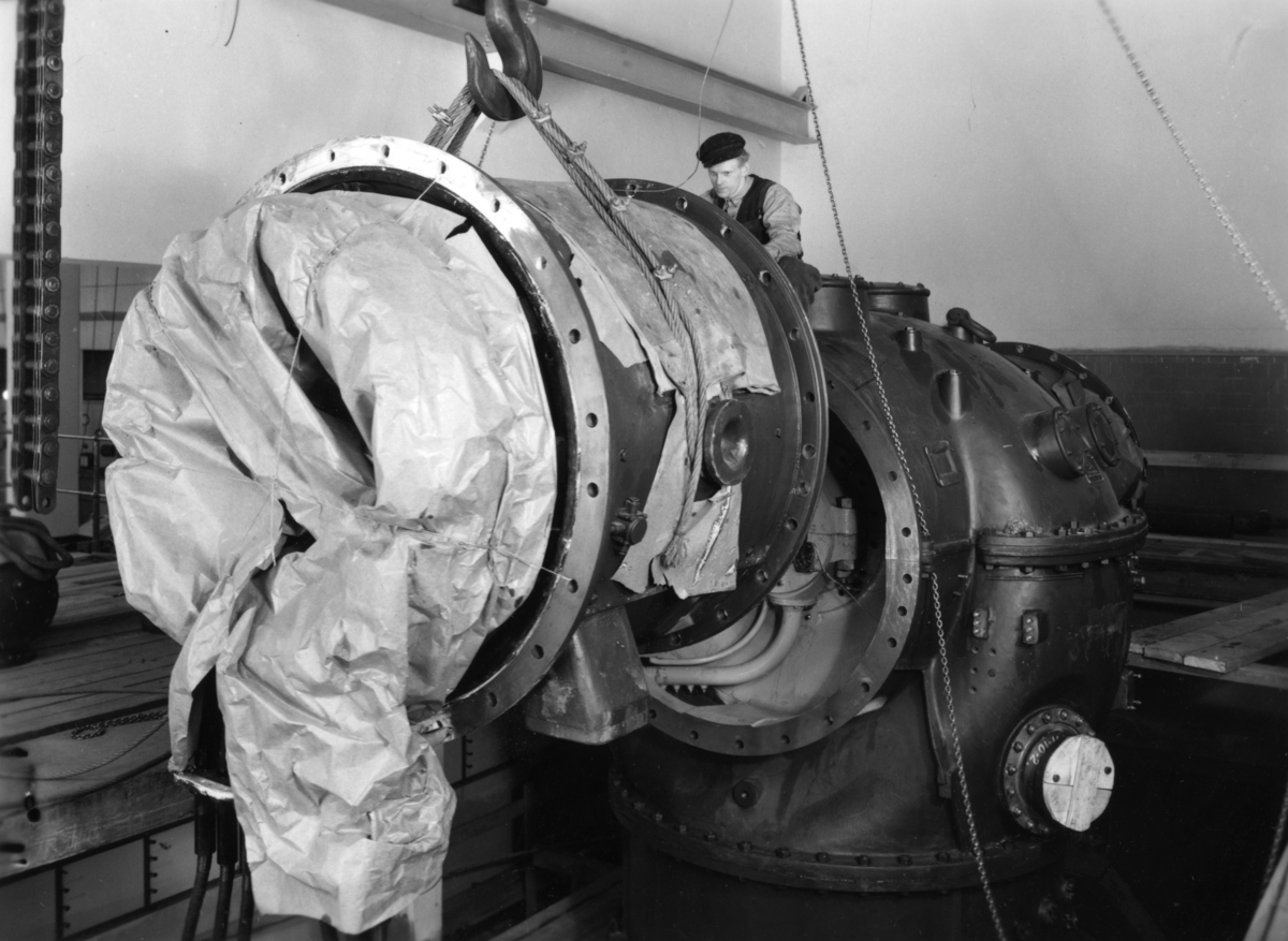 En man arbetar med montering av  STAL-turbinen på Papyrus, 2/5-1951.
