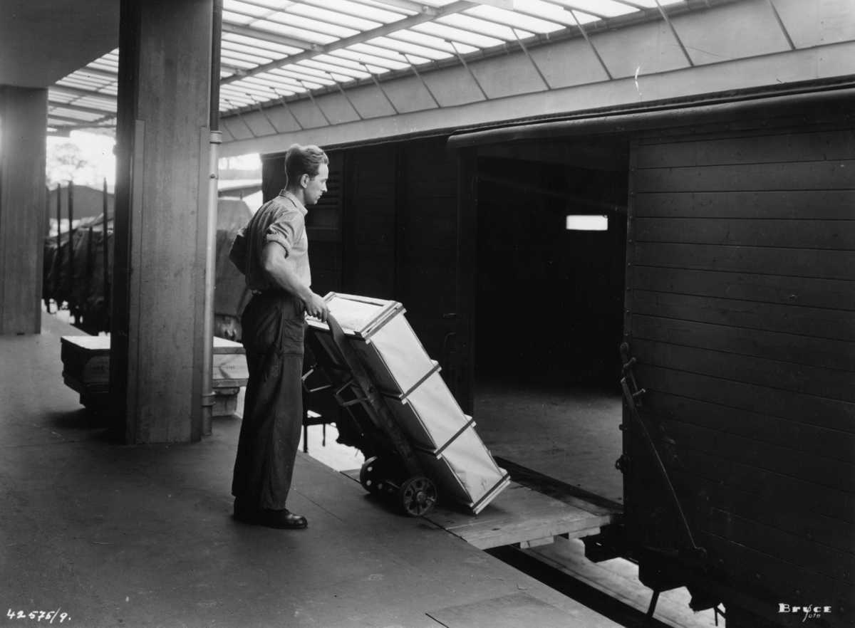Lastning till järnvägsvagn med kärra på Papyrus fabriksområde.
En man är med på bilden.
Östen Lundh.