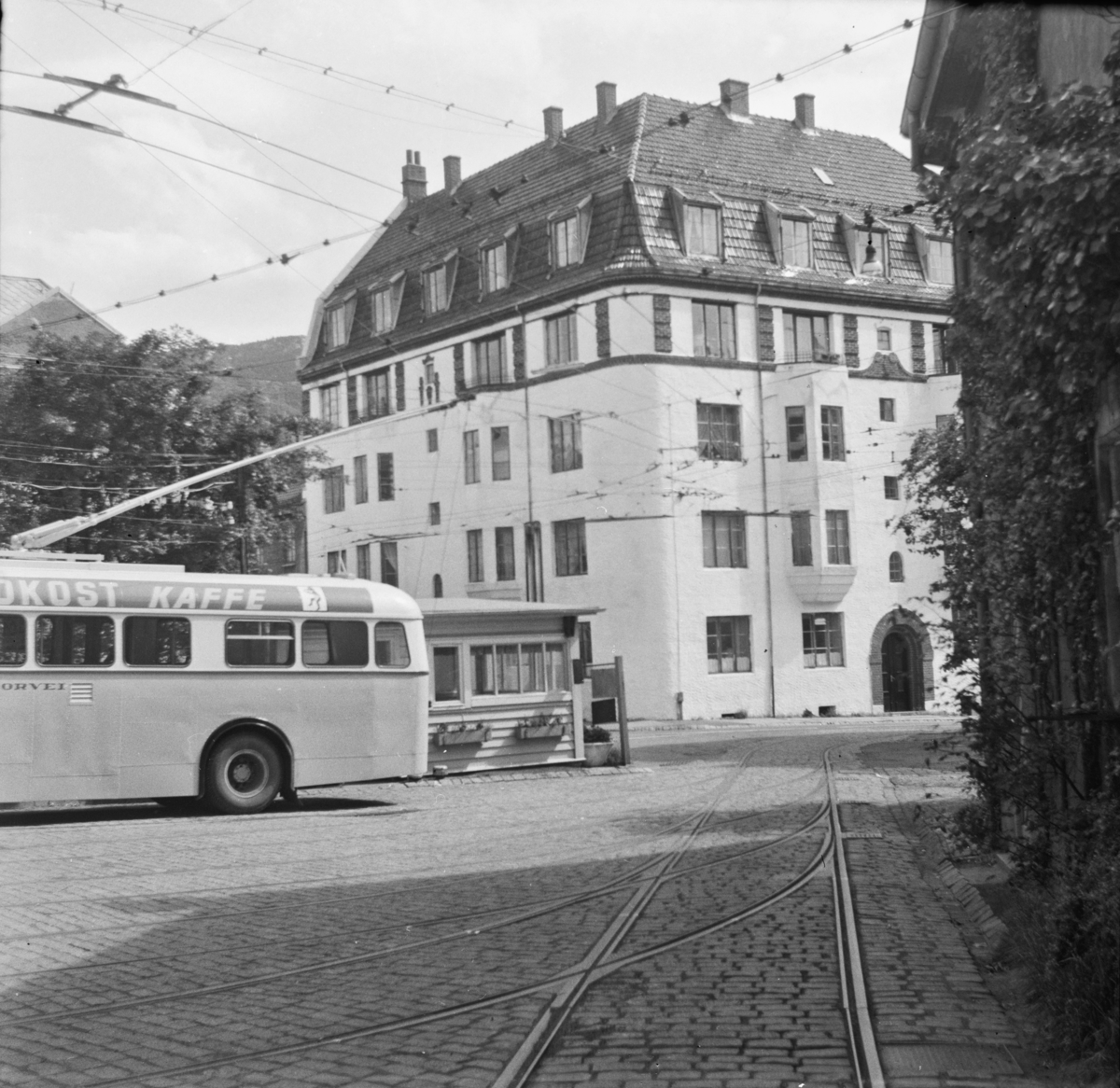 Bergen Sporveiers trikkestall ble gjort om til garasje for trolleybusser. Her sees en trolleybyss type Munch utenfor garasjen.