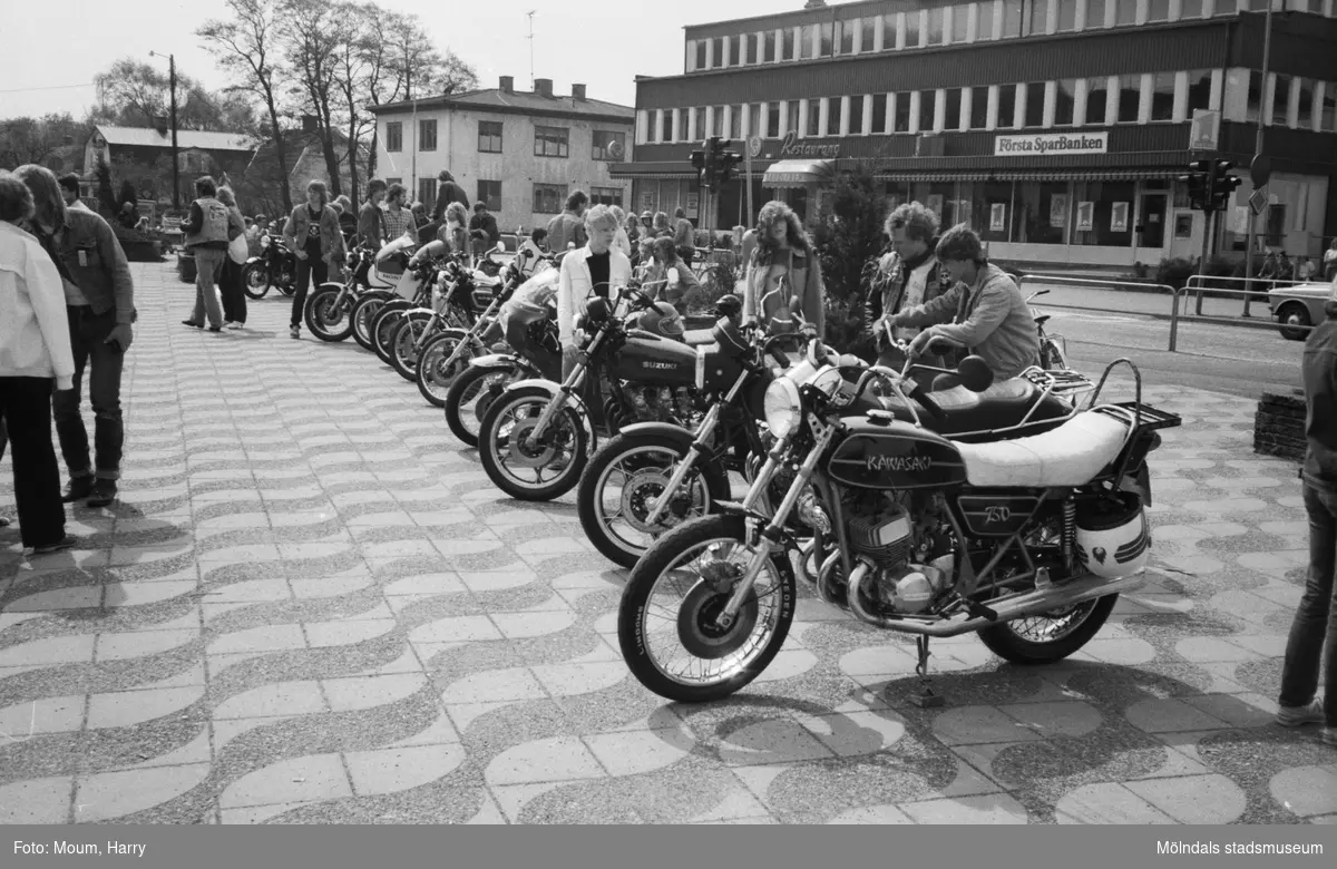 Kållereds Motorklubb har utställning i Kållereds centrum, år 1983.

För mer information om bilden se under tilläggsinformation.