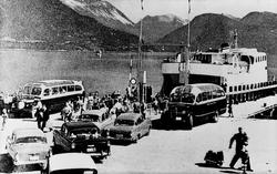 Ei ferge ligger til kai ved Eidsdal. Biler og passasjerer er