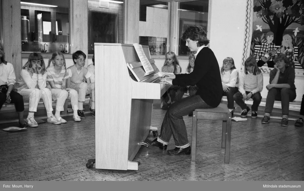 Vårkonsert på Ekenskolan i Kållered, år 1983. "Christina Stenbom spelade Peterson-Berger på piano."

För mer information om bilden se under tilläggsinformation.