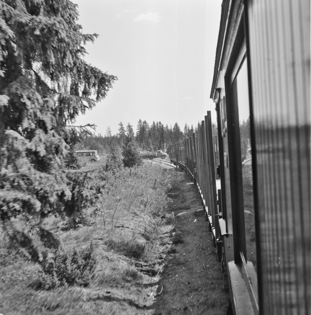 Transport av museumsmateriell mellom Hauerseter og Gardermoen. Vognene ble tatt ut for bevaring av A/L Hølandsbanen i 1968 og lagret midlertidig på militært område på Gardermoen.
