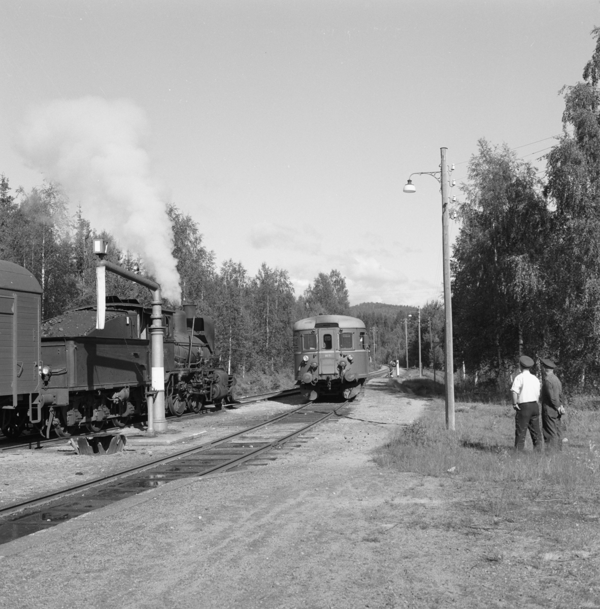 Kryssing på Lampeland stasjon mellom persontog 2196 fra Rødberg og godstog 5397 fra Kongsberg.