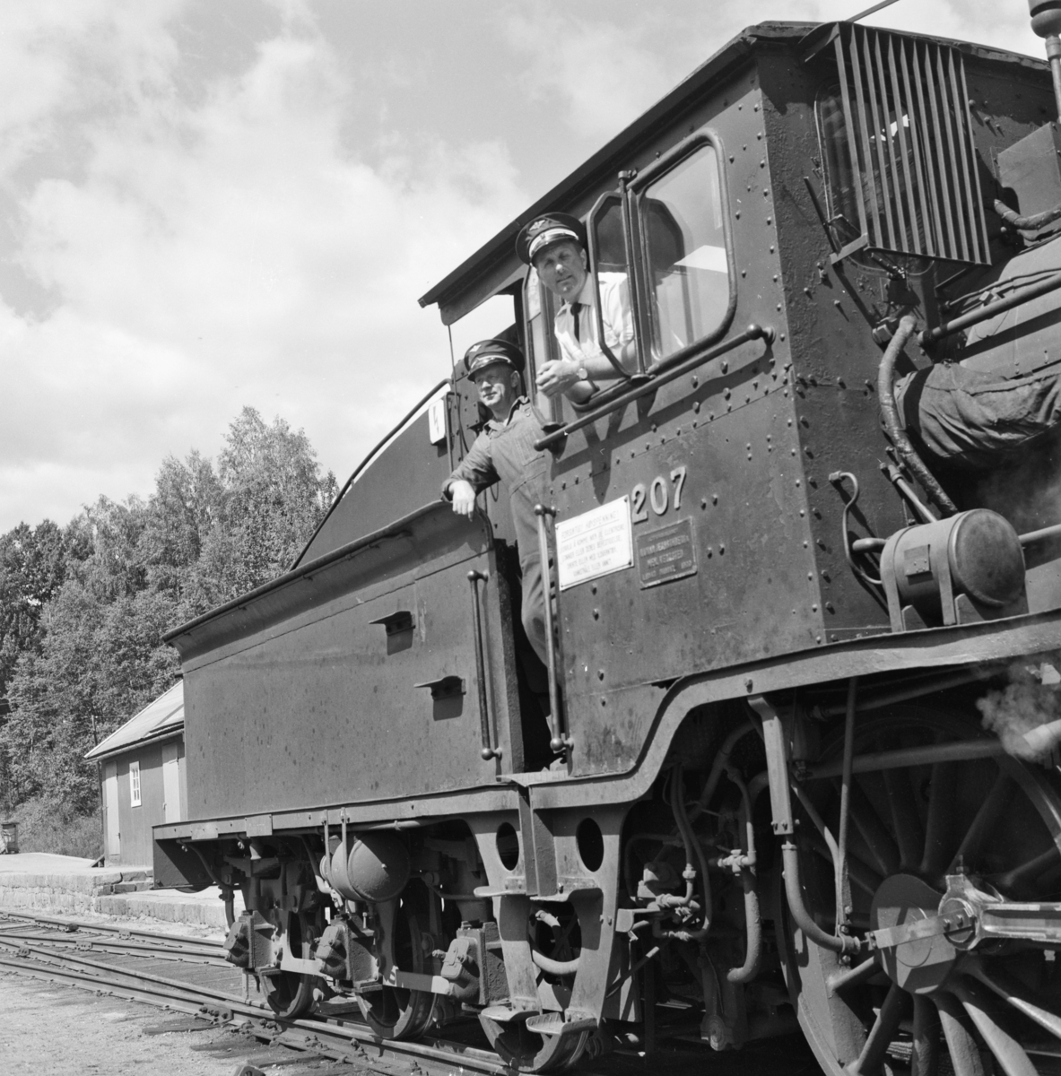 Lokomotivpersonalet på damplokomotiv 21e nr. 207 i godstog 5387 på Numedalsbanen.