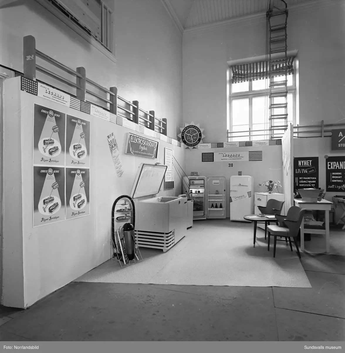 Elektroskandias monter i läroverkets gymnastiksal på Sundsvallsmässan 1954.