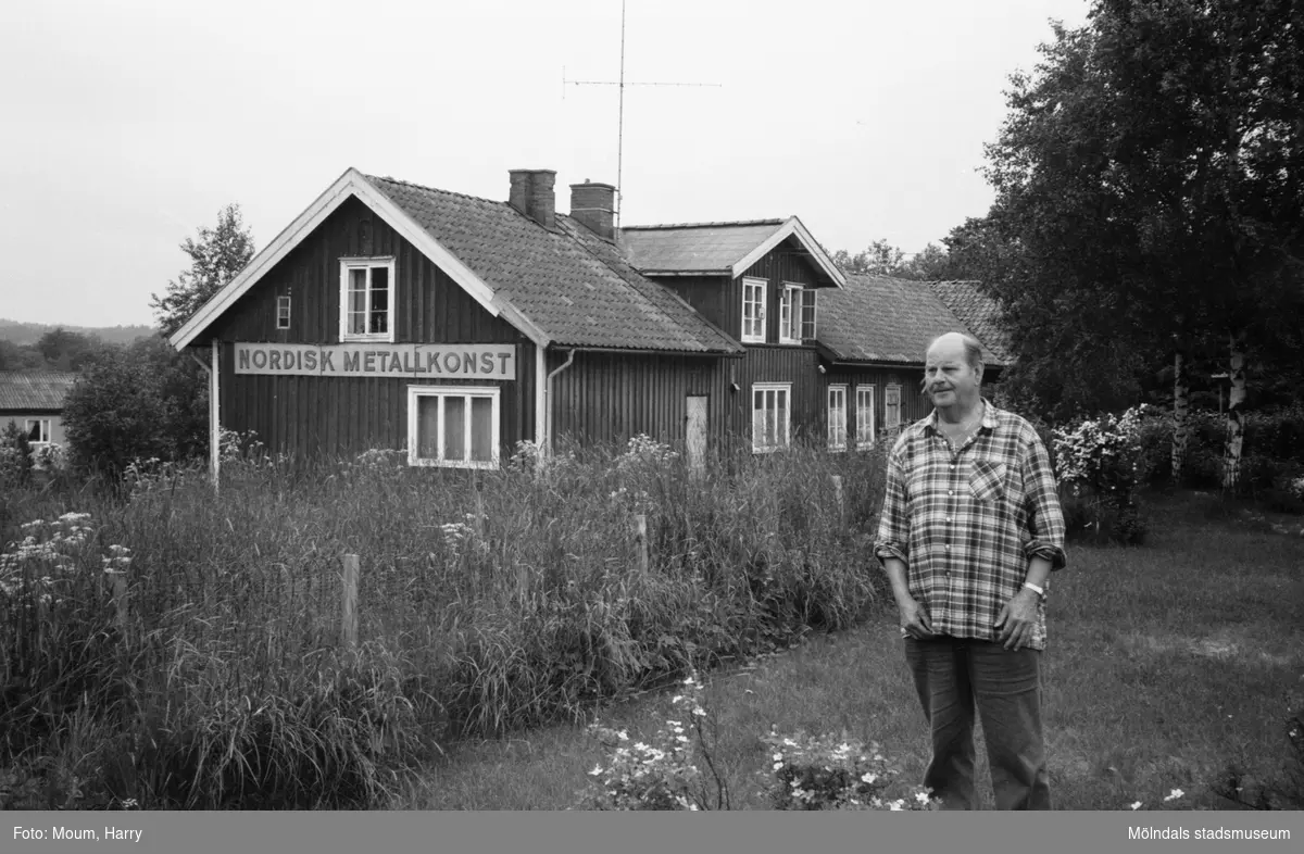Villy Nord på företaget Nordisk Metallkonst i Annestorp, Lindome, år 1983.

För mer information om bilden se under tilläggsinformation.