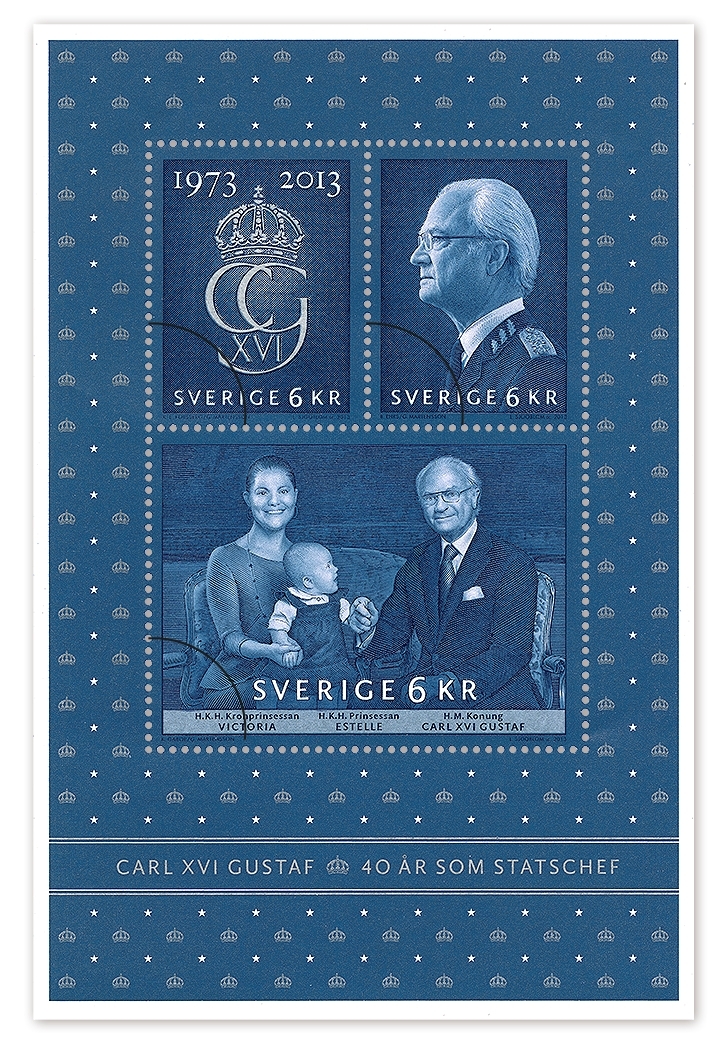 Frimärken i block med tre frimärksmotiv - kungens monogram, porträttfoto av kungen, och ett opublicerat fotografi av kungen, Victoria och Estelle. Valör 6 kr.