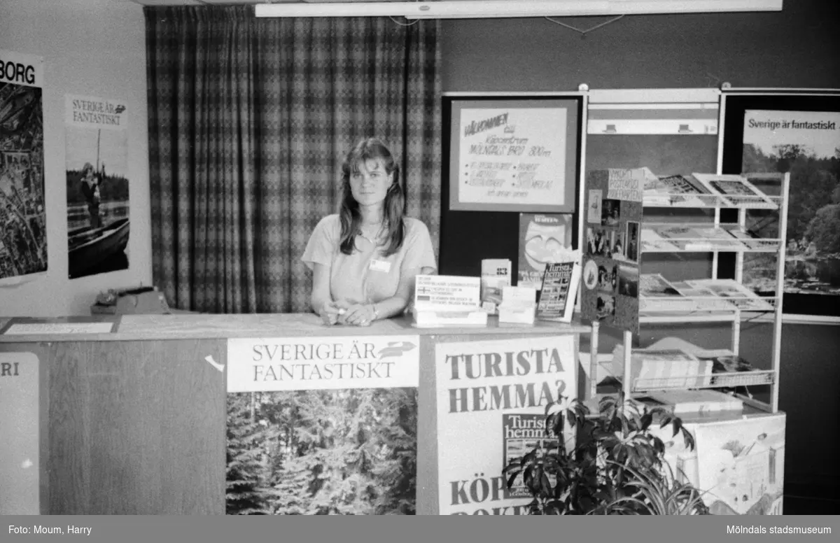 Turistbyrå i Esso Motorhotells byggnad vid Åbro industriområde i Mölndal, år 1983.

Fotografi taget av Harry Moum, HUM, Mölndals-Posten, vecka 28, år 1983.