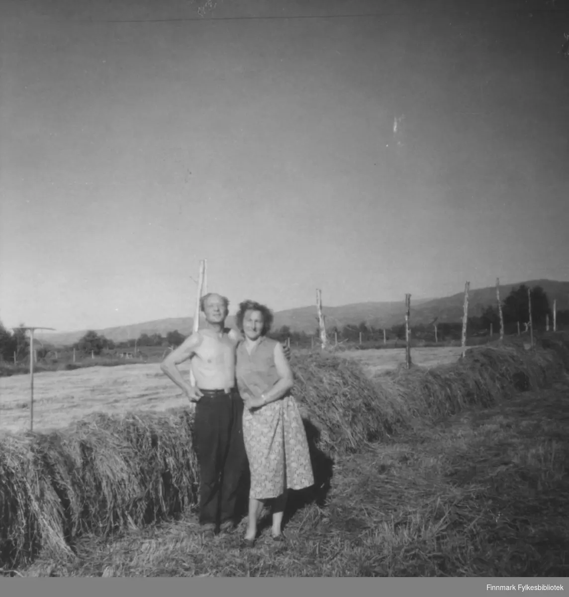 Fra slåttonna i Ildskog i Porsanger. Avbildet er Johannes og Anne Marie Nymo.