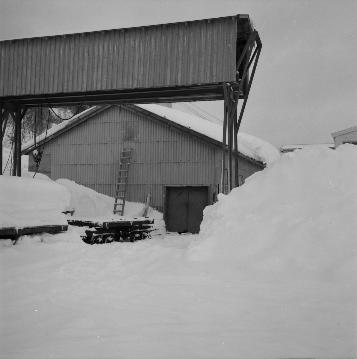 Mye snø i industrområde.