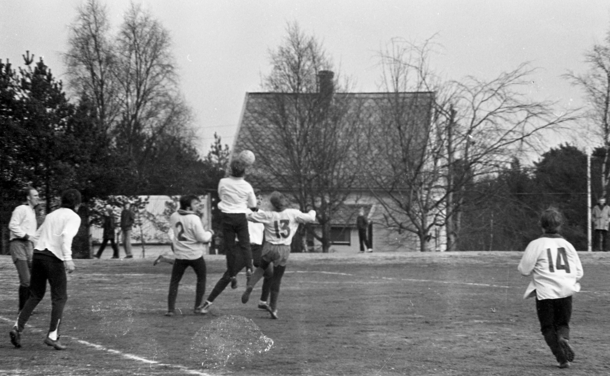 Diverse fotballkamper på bl.a. Haugesund stadion, banen ved Solvang skole og Haugebanen. Publikum følger spent med.