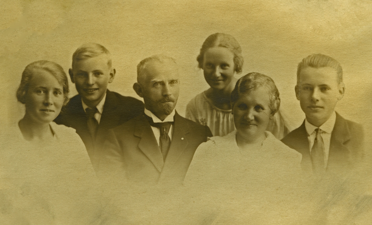 Gruppebilde av Susanne og Nils Sund (f. 1869-1952). Barna fra v: Madli (gift i Sveits), Harald (jurist), Gunvor, Kolbein (bokhandel)