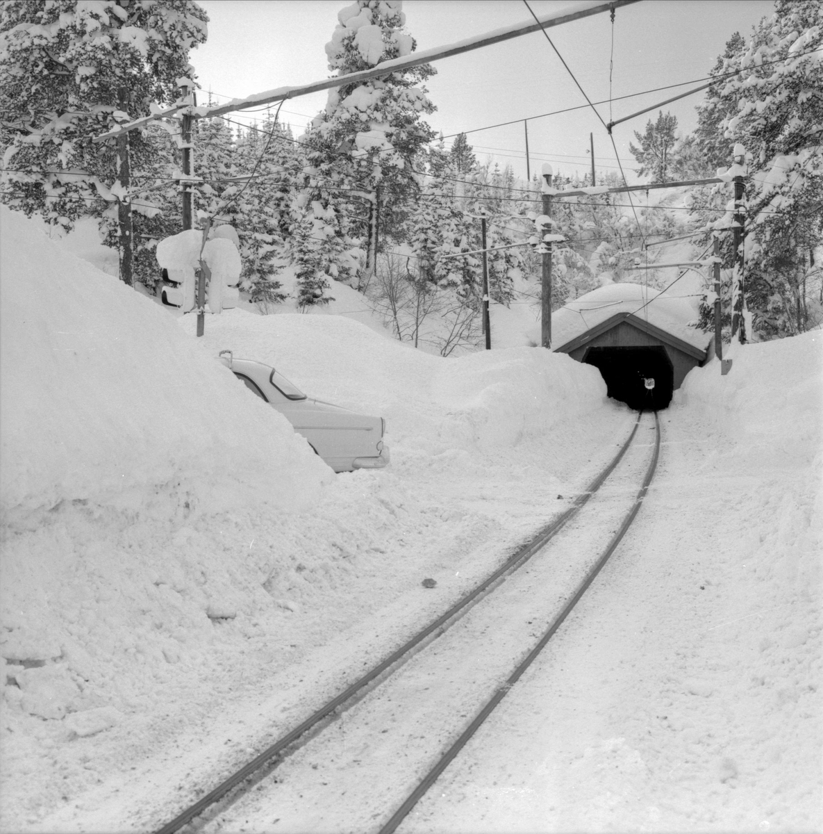 Jernbane, tunnel og mye snø.
