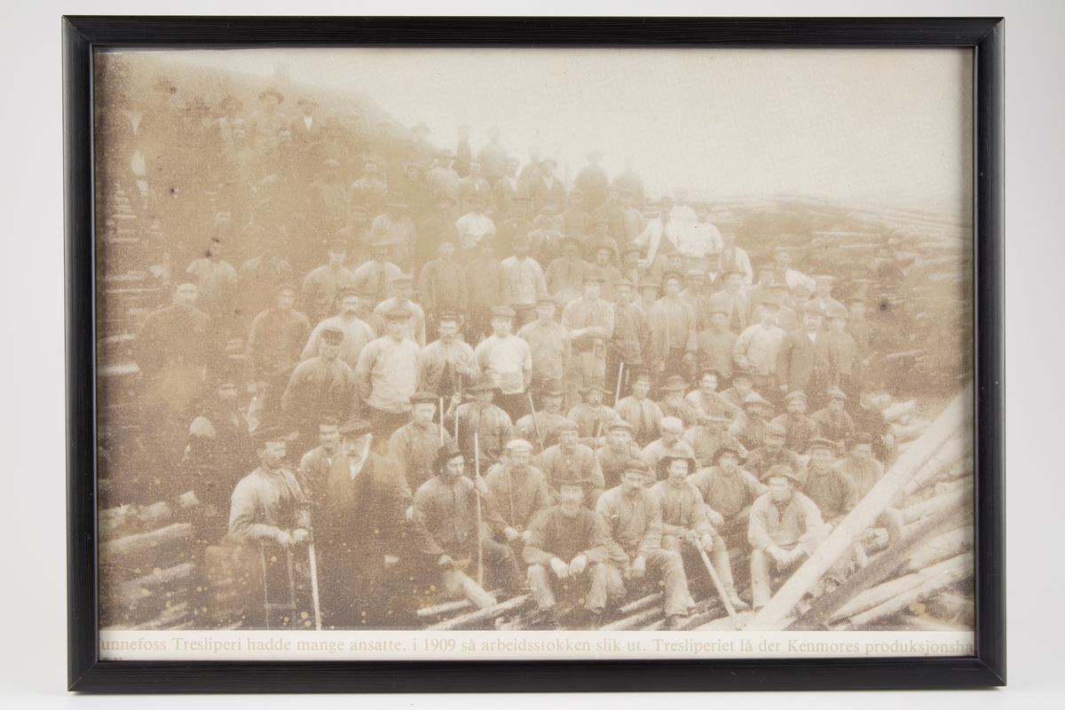 Fotokopi av bilde av arbeidere ved tresliperiet.