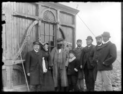 Gruppe foran Stoppenbrinks paviljong på Nordkapplatået