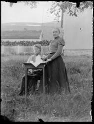 To kvinner ved kaffebord utenfor sorenskrivergården i Tana L