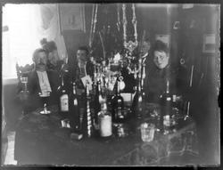 Fest på Birkelund, tre menn og to kvinner i stua