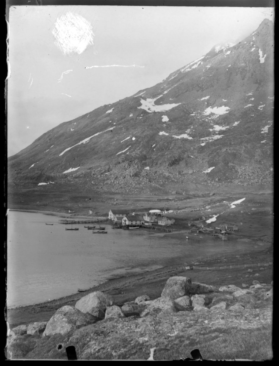Fiskebruk i Bergsfjord fotografert fra høyden