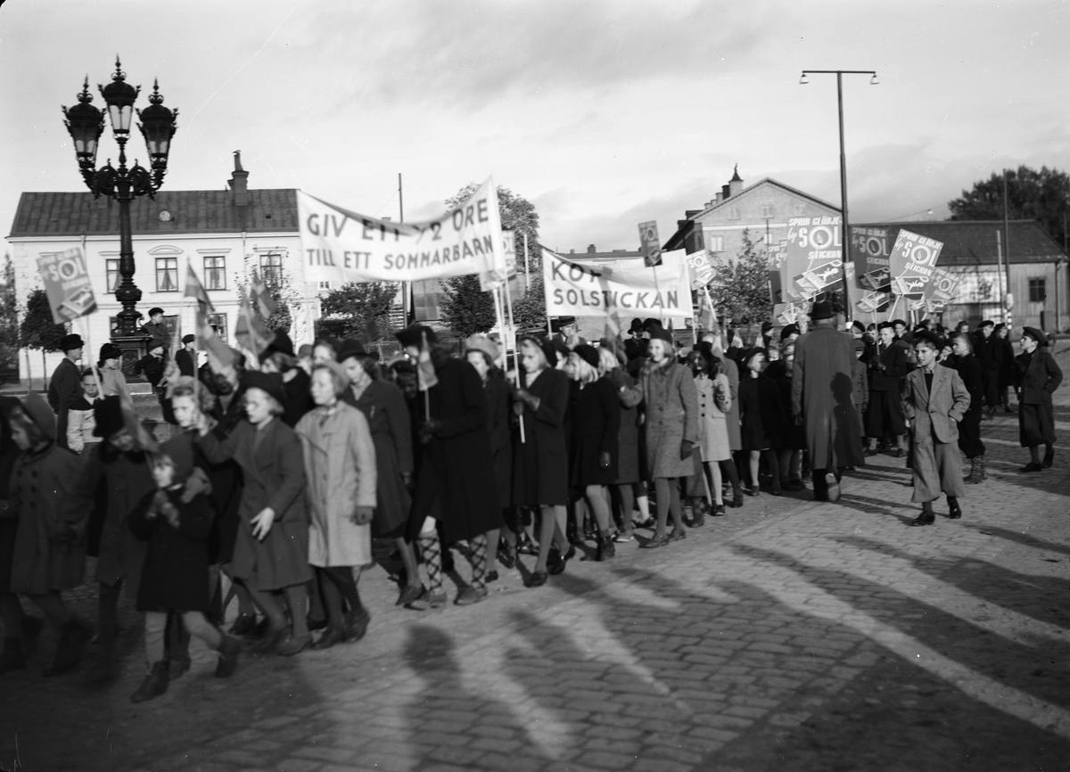 Barn tågar för Solstickan, Vaksala torg, Uppsala oktober 1941