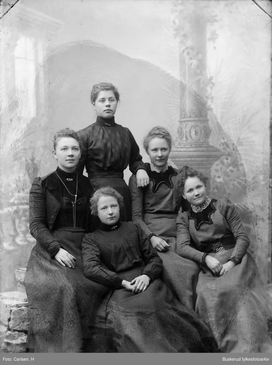 Gruppe med fire unge kvinner
Karen Jensen