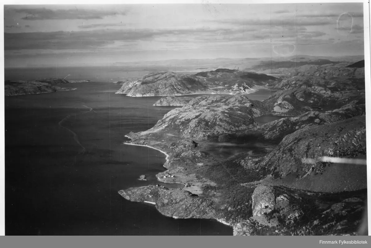 Flyfoto av Storfjorden i Lebesby. Negativ nr. 61425