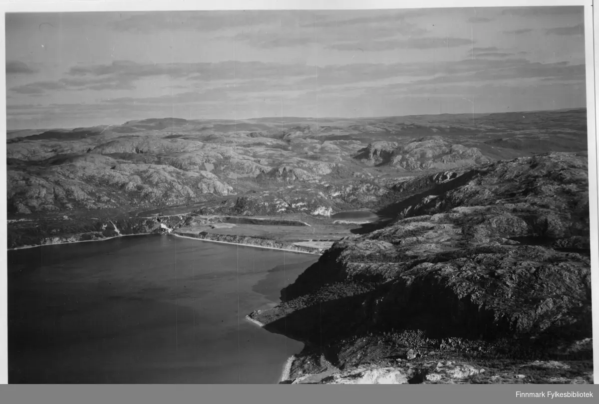 Flyfoto av Adamsfjord i Lebesby. Negativ nr. 61426
