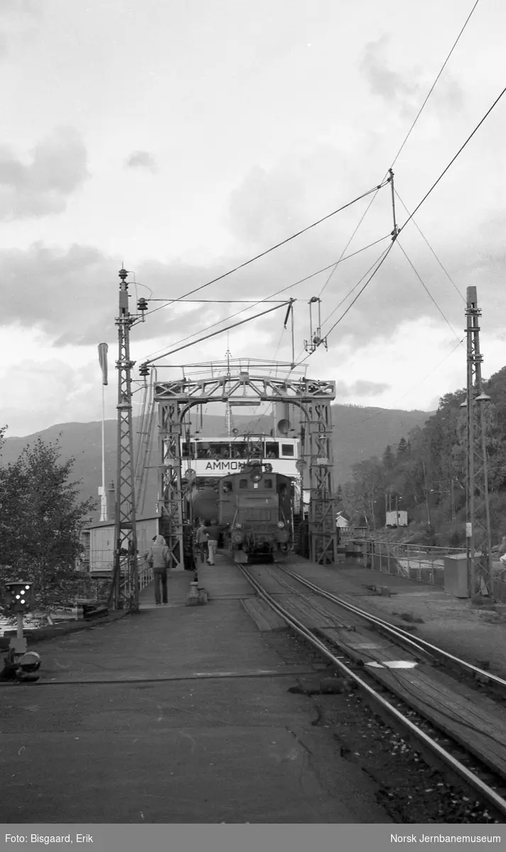 D/F Ammonia ved kai på Mæl - fergeskifting med lokomotiv nr. 14 (El 1) fra Rjukanbanen