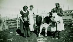 Margit Skaga står til høgre med ei kyr. Dei andre er byfolk.