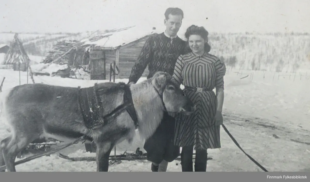 Terje Nilssen og Grethe Sivertsen fotografert på sin forlovelsesdag, påskeaften 10.4.1944. Bildet er tatt utenfor fjellstua på Veines i Øvre Neiden. Grethe holder en kjørerein