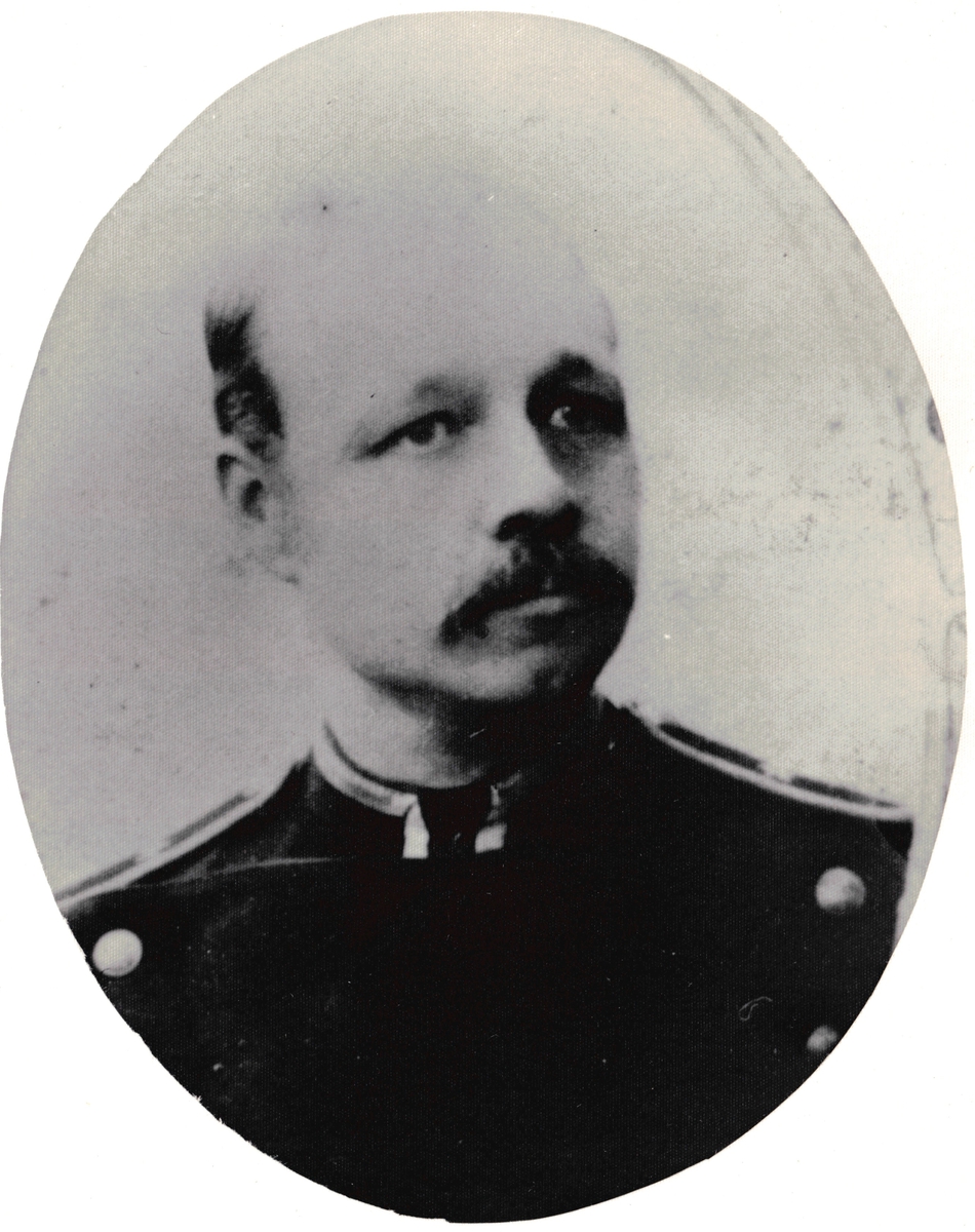 Portrett av A. Sundbakken fra Bergen Konstabelkorps i vaktmesteruniform fra 1874 uniformsreglement.