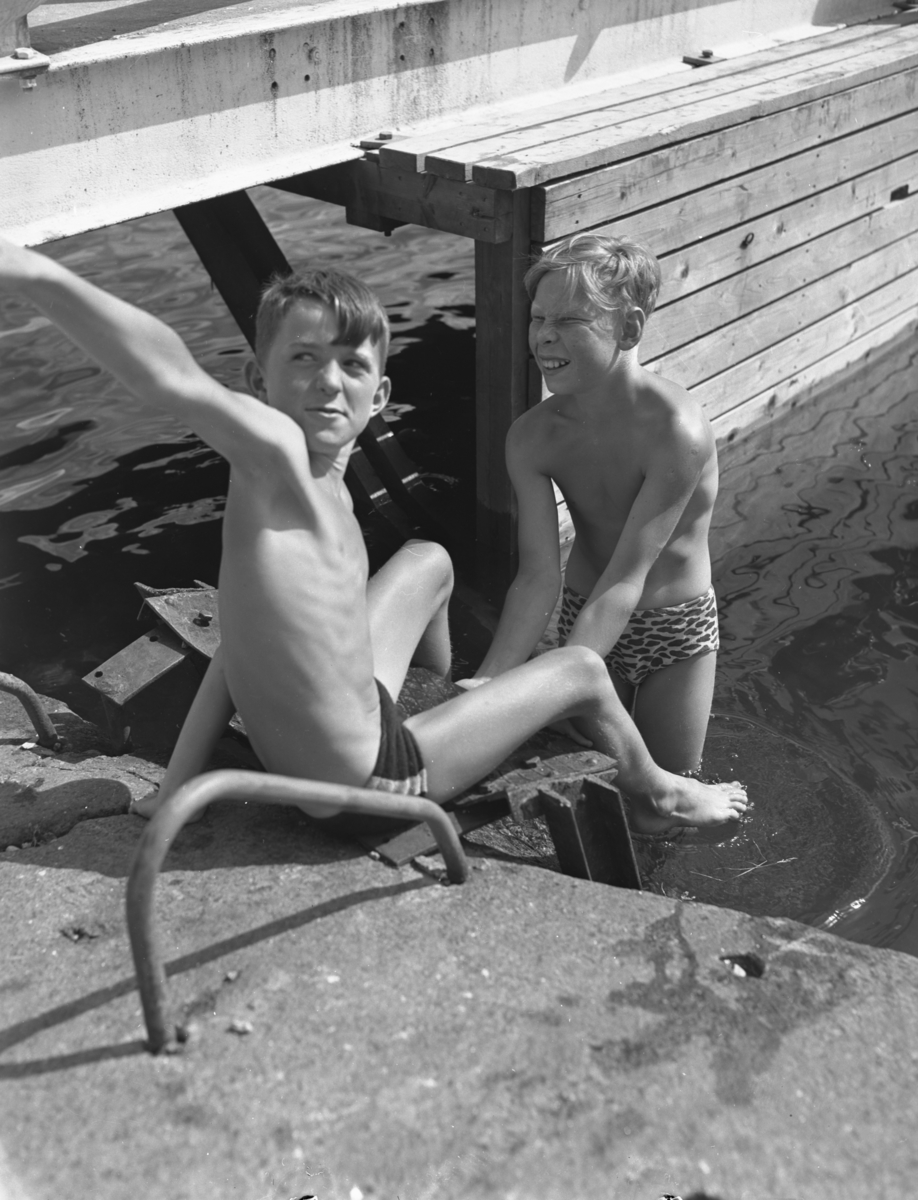 Vardens arkiv. "Bading, Olavsberget" 05.07.1953