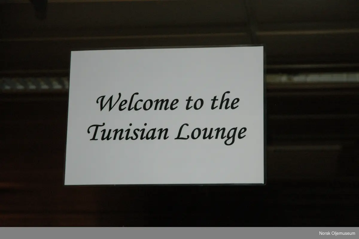 Et skilt på en dør med påskriften "Welcome to the Tunisian Lounge" på Prosafes flotell "Safe Scandinavia".