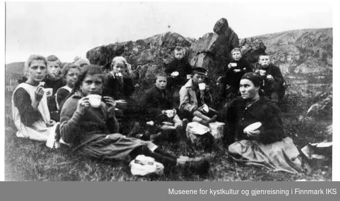 Elever fra kongsfjord på skoletur 1920