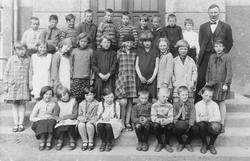 Klassebilde av femteklasse (?) på Harstad folkeskole, tatt p