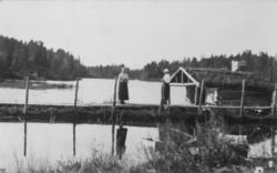 Fra Liahaugtjønna og eldhuset på Liahaugen. Personene er ukj